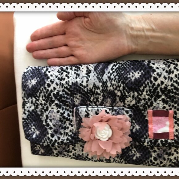 Crochet Knitting Needle Case Organizer Snake Skin Print Flower Décor Closure - Picture 7 of 14